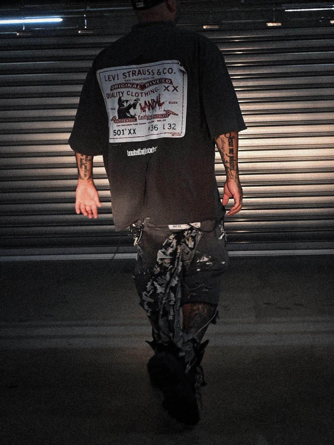 グラフィックTシャツ、後ろ姿で歩く